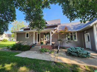 413 2nd St, Hull, IA 51239