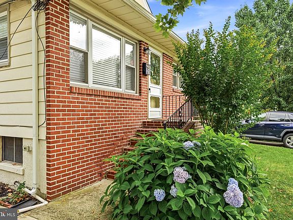 4th image of 21 E Walnut Ave