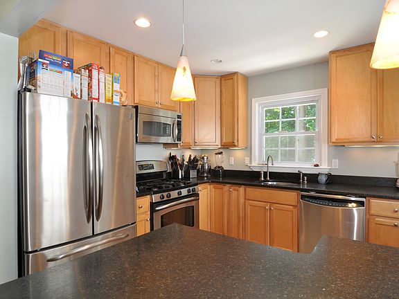 5th image of 1357 Weaver St