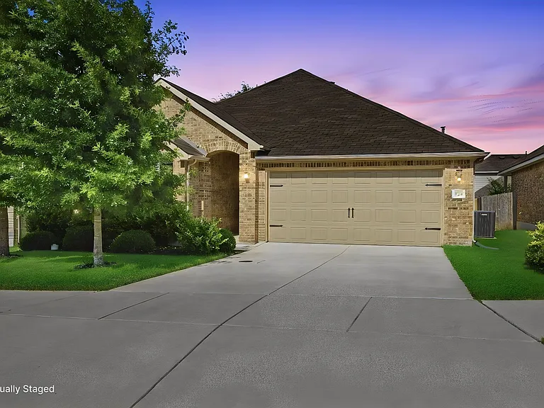 112 Braeburn — Photo 2
