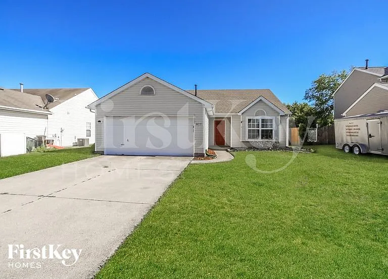 977 Hathaway Dr — Photo 1