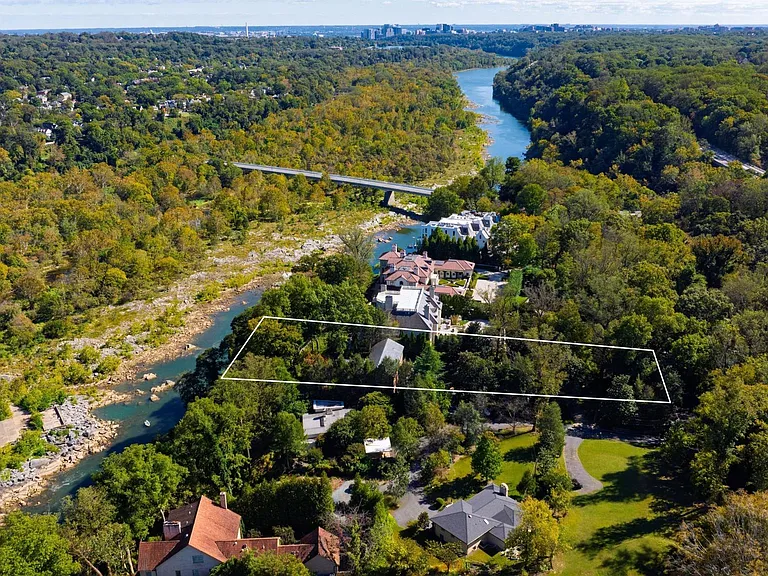 221 Chain Bridge Rd — Photo 1