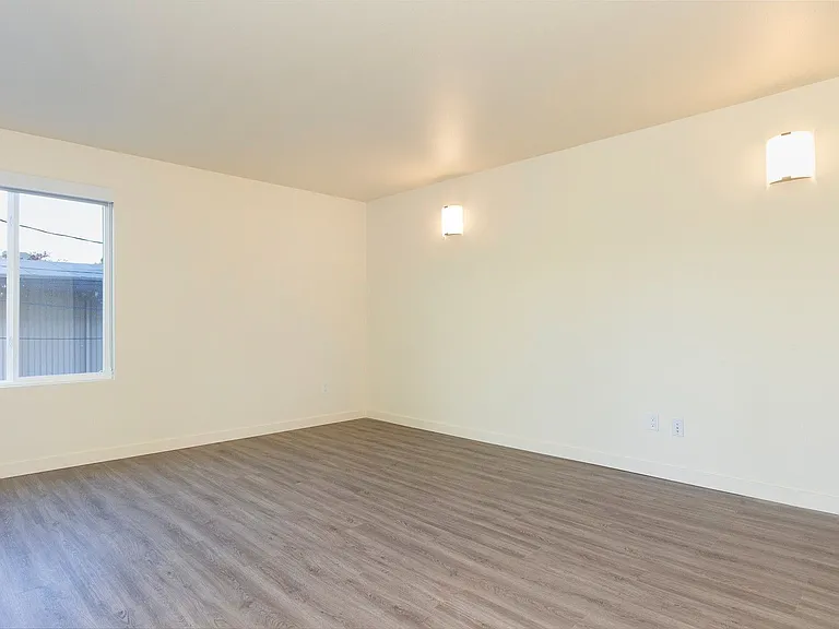 Luke Apartments — Photo 16
