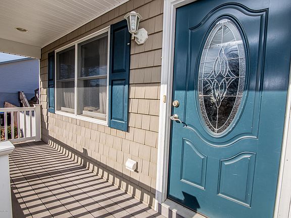 4th image of 10 Brainard Ave
