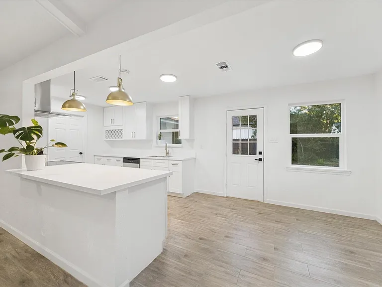 5411 Logston Ln — Photo 11