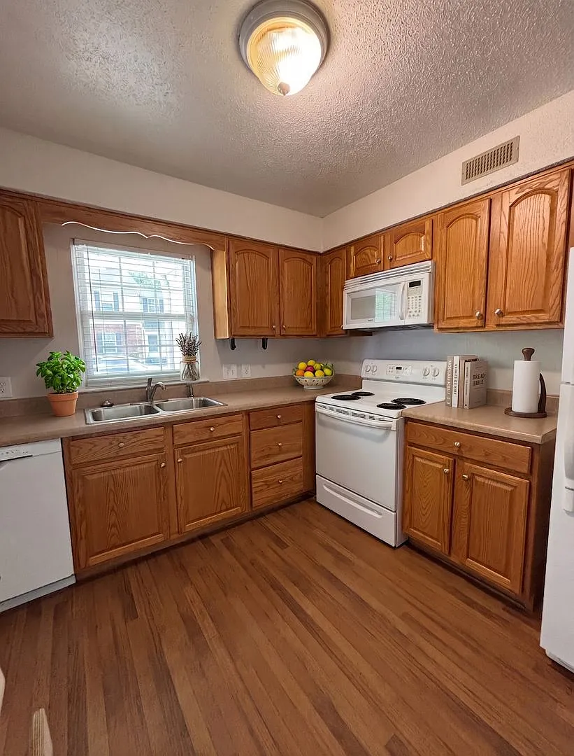 Spacious 2-bedroom, 2.5-bathroom condo in Chapel Watch — Photo 1