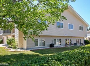 6460 S Crabapple Ct, Oak Creek, WI 53154