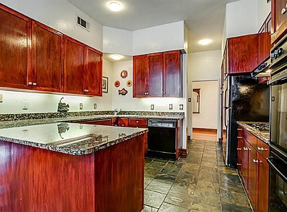 4th image of 5921 Hillcrest Ave
