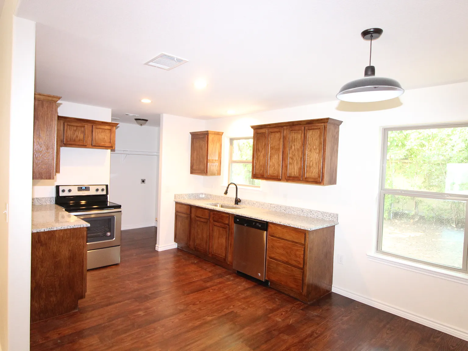 3 bed, 1221 sqft, $1,895 — Photo 4