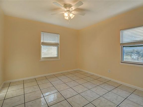3rd image of 573 Daley St