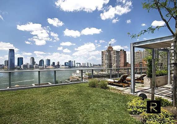 Sold by R New York | media 31
