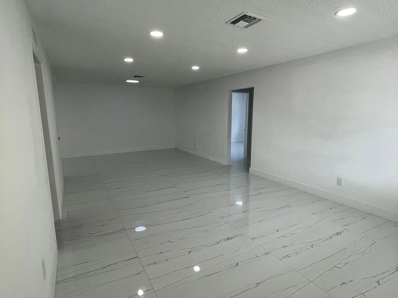 3 bed, 2.0 bath, 2037 sqft, $3,300 — Photo 4
