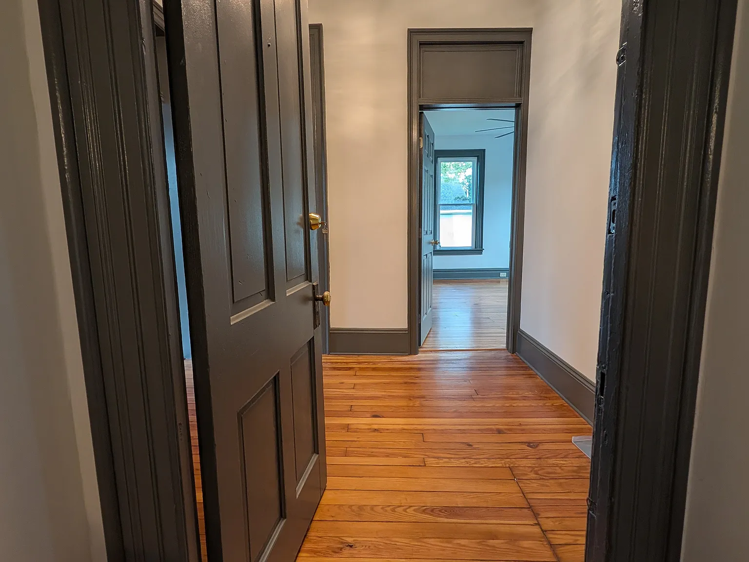 Renovated 3BR/1.5BA Apartment, Historic Charm, In-Unit Laundry, Porch — Photo 4