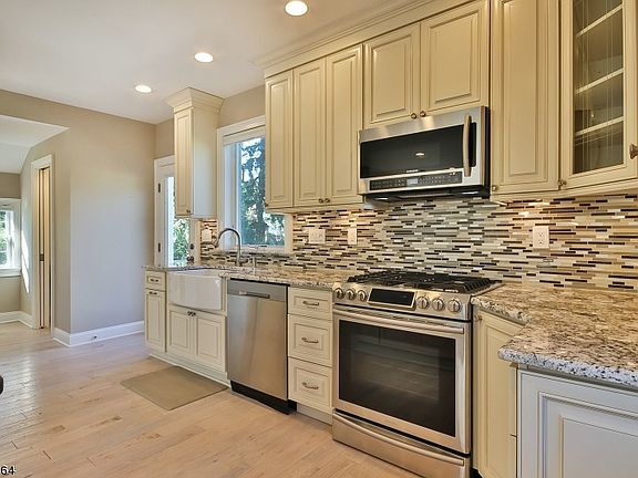 4th image of 27 Montville Ave