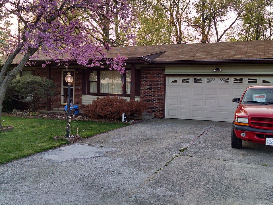 2nd image of 425 Carroll Ln