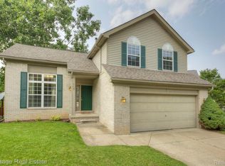 117 Eagle Ridge Rd, Lake Orion, MI 48360