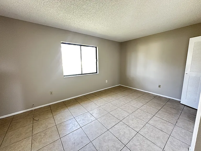 199 Willow Rd — Photo 3