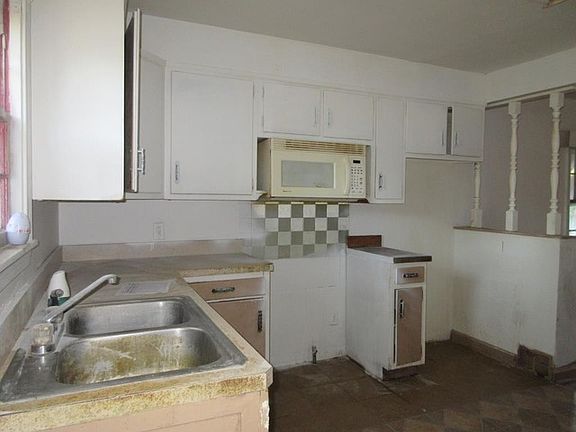 2nd image of 729 Bluefield St