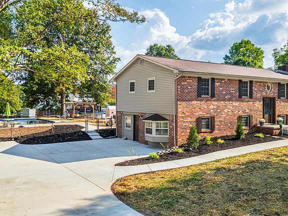 3rd image of 184 Singletree Dr NW