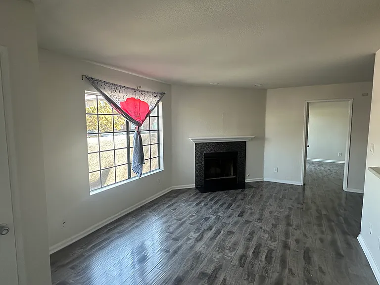 413 W Glenoaks Blvd #8 — Photo 3