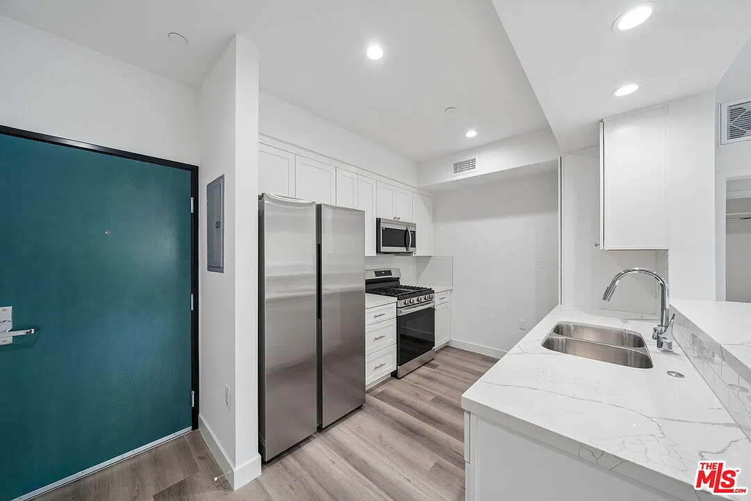 2 bed, 2.0 bath, 939 sqft, $3,395 — Photo 3