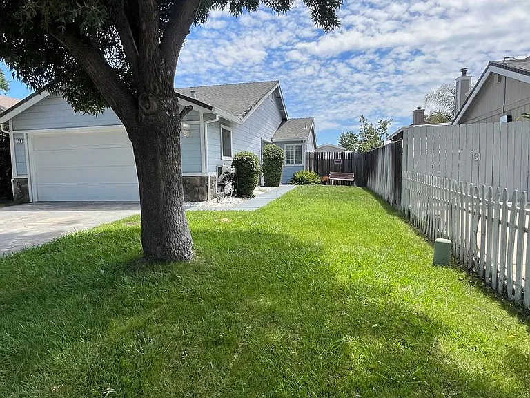 836 Marsh Creek Dr — Photo 3
