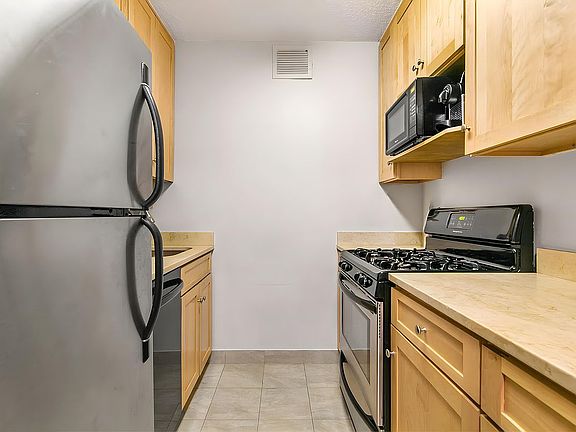 2nd image of 280 Rector Pl APT 8C