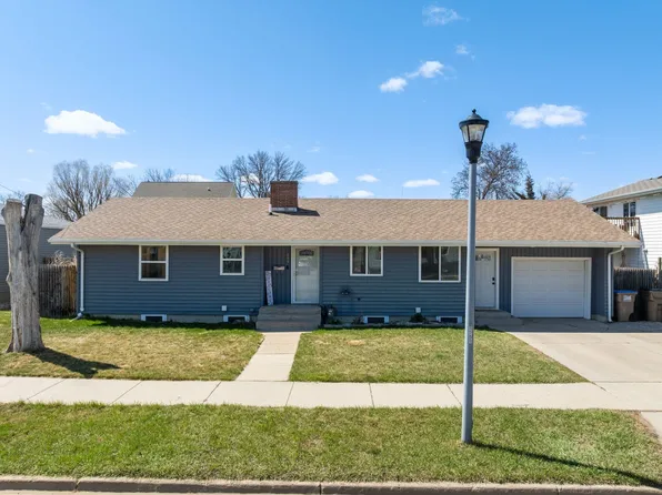 605 8th St NW, Minot, ND 58703