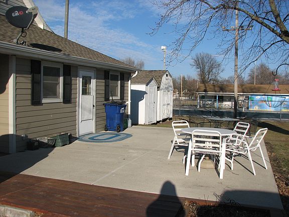 Side patio off mud/laundry