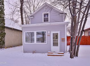 911 N 5th St, Grand Forks, ND 58203