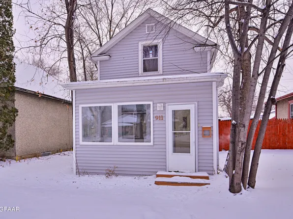 911 N 5th St, Grand Forks, ND 58203