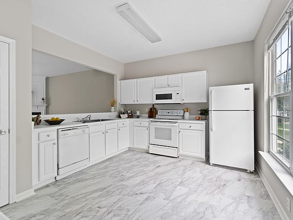 4th image of 706 Canyon Lake Cir