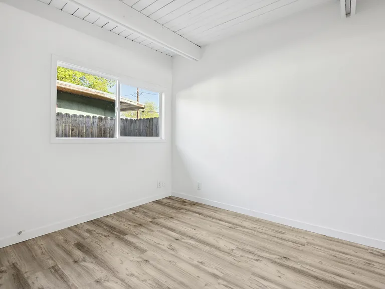 528 Creston Rd — Photo 10