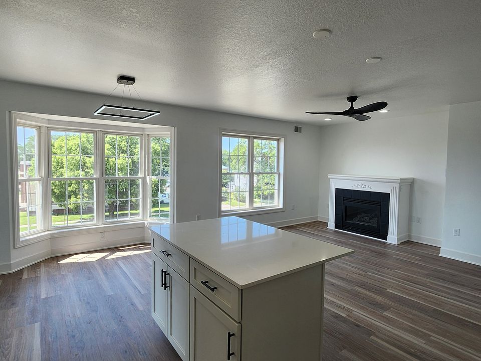 2nd image of 209 W Jefferson St #5