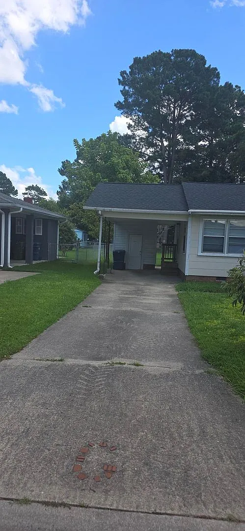 3 Bed 1 Bath House with Spacious Backyard — Photo 2