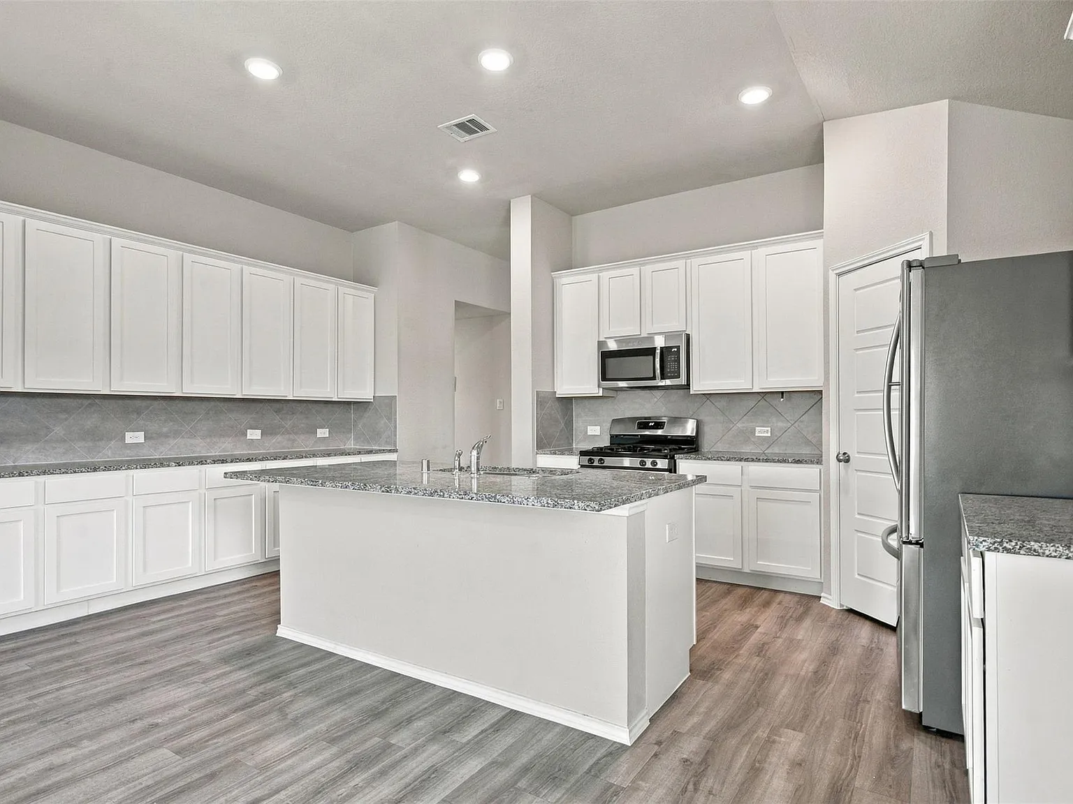 4 bed, 6.0 bath, 2274 sqft, $2,800 — Photo 4