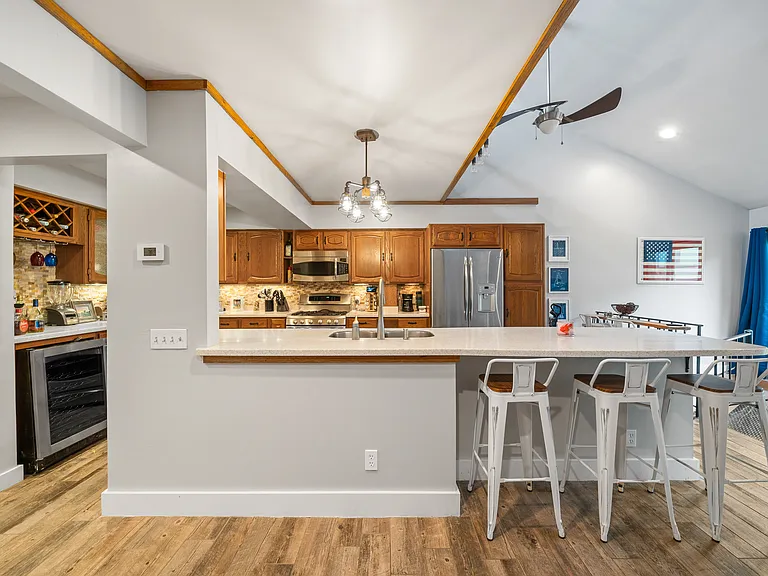 814 Kendall Ln — Photo 2