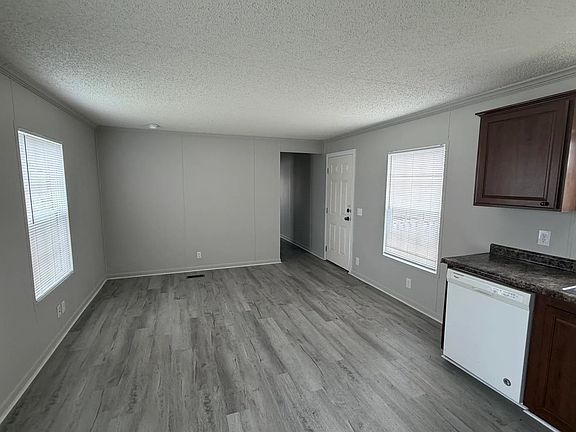 4th image of 303 Carriage Lane Est