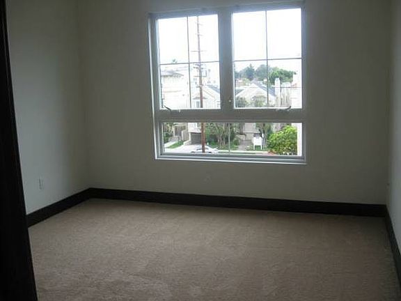 5th image of 10625 Bloomfield St APT 301