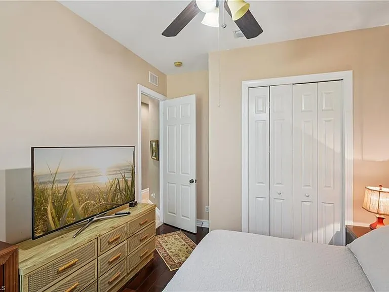 2621 Golden Gate Blvd W — Photo 28
