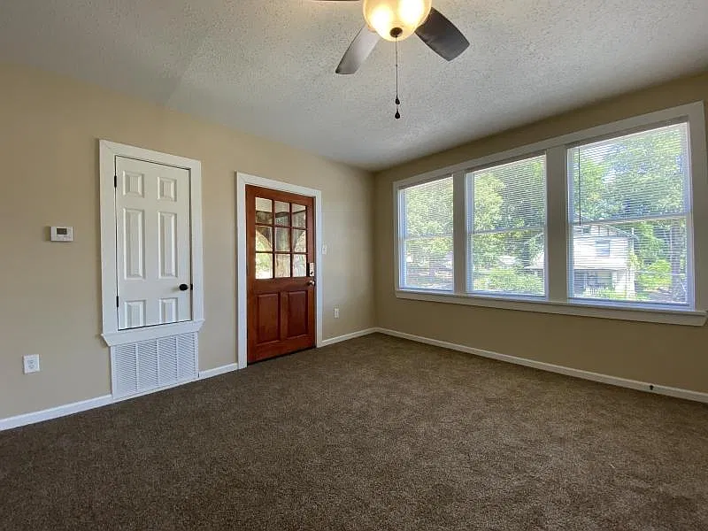 2 bed, 1047 sqft, $995 — Photo 2