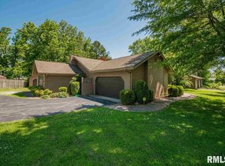 1109 Mockingbird Ln, Carterville, IL 62918