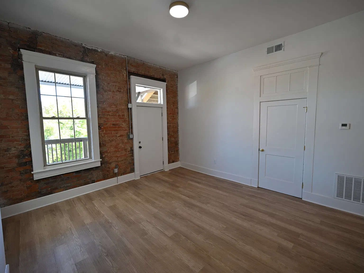 2 bed, 880 sqft, $1,650 — Photo 2