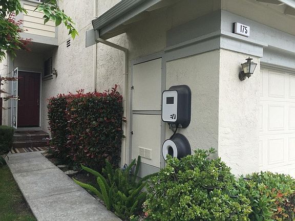 Drive way to Entrance