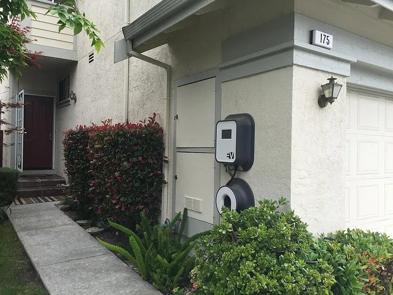 Drive way to Entrance