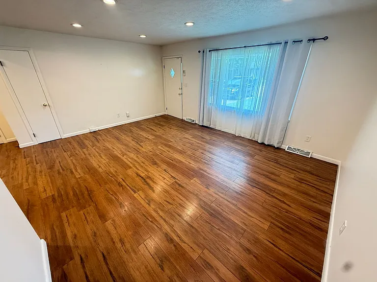 825 S Luster Ave — Photo 8
