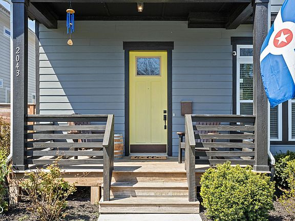 3rd image of 2043 Winthrop Ave