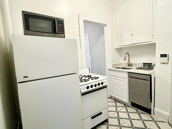 3rd image of 328 E 73rd St APT 4C