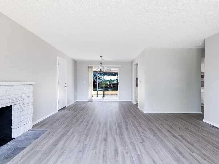 654 Jefferson Ave NE — Photo 5