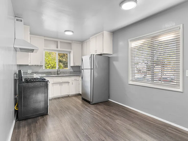 1577 Pine Avenue — Photo 10